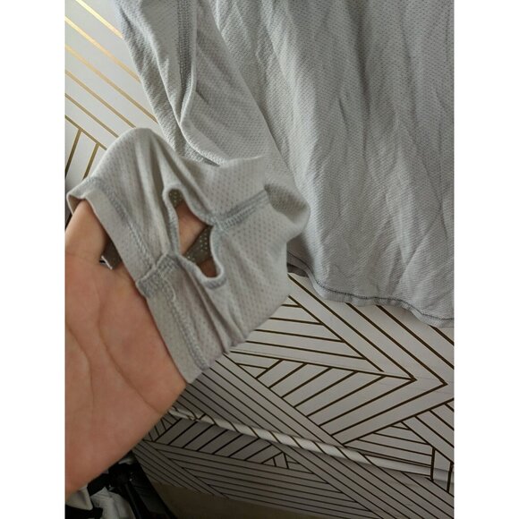 Lululemon Women's Perforated Athletic Long Sleeve Thumb Holes Size 4? - Picture 5 of 8